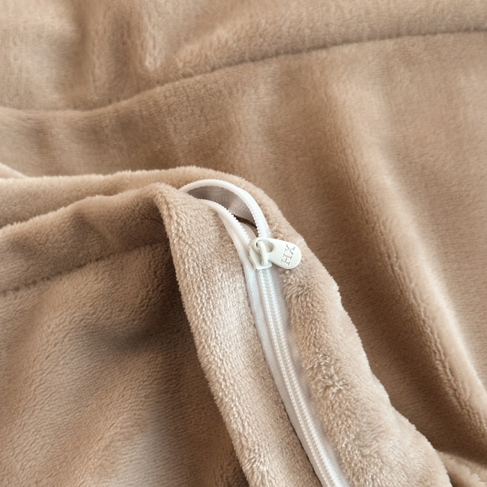 91家纺网 家纺一手货源 找家纺 绘萱家居 2025新品热款高密消光双拼边雕花牛奶绒四件套拼角纯色 意境-咖