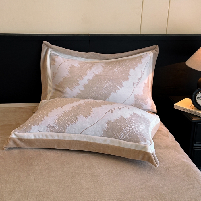 91家纺网 家纺一手货源 找家纺 绘萱家居 2025新品热款高密消光双拼边雕花牛奶绒四件套拼角纯色 意境-咖