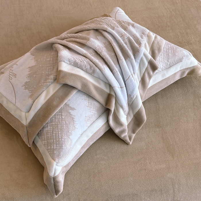 91家纺网 家纺一手货源 找家纺 绘萱家居 2025新品热款高密消光双拼边雕花牛奶绒四件套拼角纯色 意境-咖