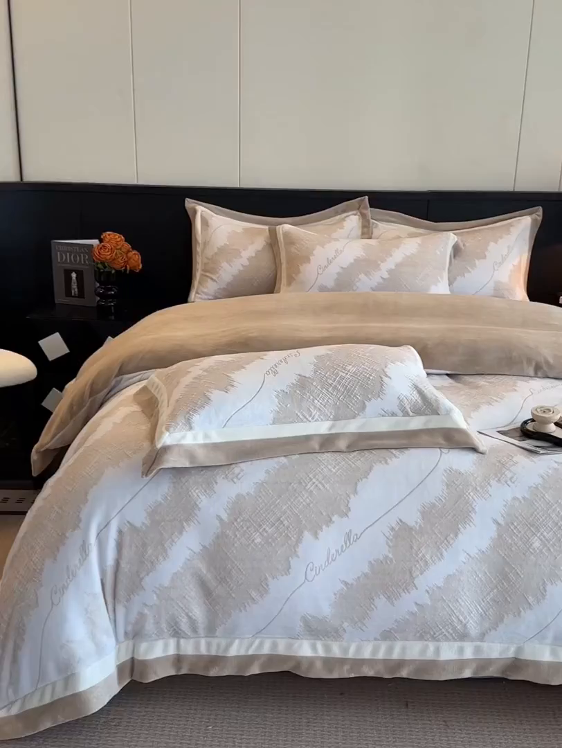 91家纺网 家纺一手货源 找家纺 绘萱家居 2025新品热款高密消光双拼边雕花牛奶绒四件套拼角纯色 意境-咖