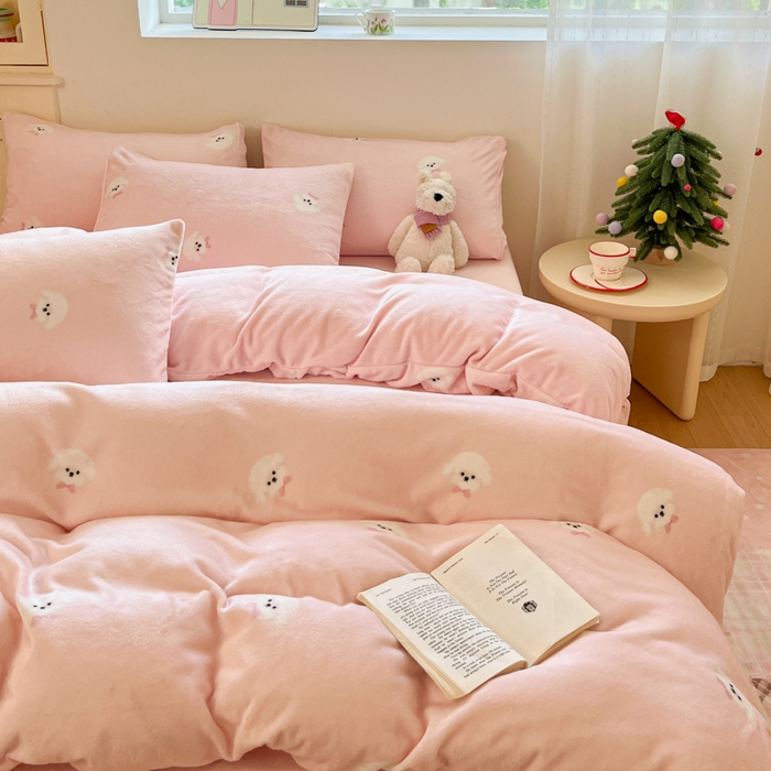 91家纺网 家纺一手货源 找家纺 贝扬思家纺 2025新款软fufu加厚保暖可爱系简约牛奶绒套件系列（小红书推荐）（提供买家秀） 绒绒小狗粉