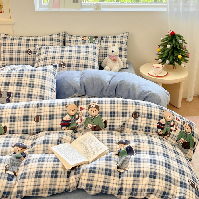 91家纺网 家纺一手货源 找家纺 贝扬思家纺 2025新款软fufu加厚保暖可爱系简约牛奶绒套件系列（小红书推荐）（提供买家秀） 蓝格英伦熊