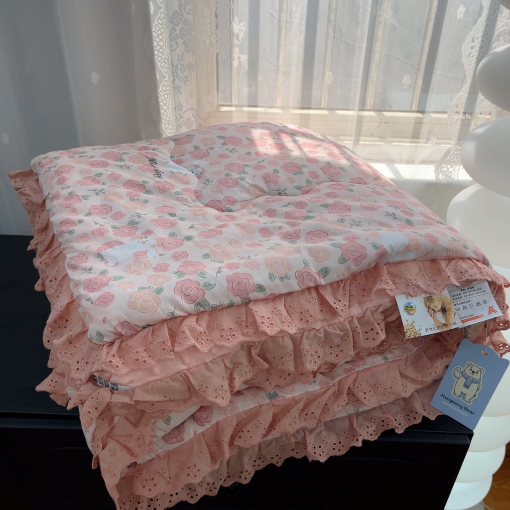 91家纺网 家纺一手货源 找家纺 暖居 2025新款纯棉花边款春秋豆豆被四季通用 爱情故事