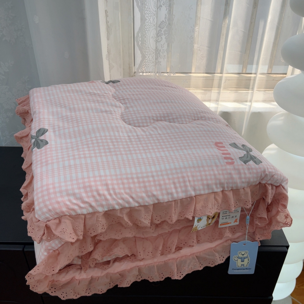 91家纺网 家纺一手货源 找家纺 暖居 2025新款纯棉花边款春秋豆豆被四季通用 蝴蝶结 粉