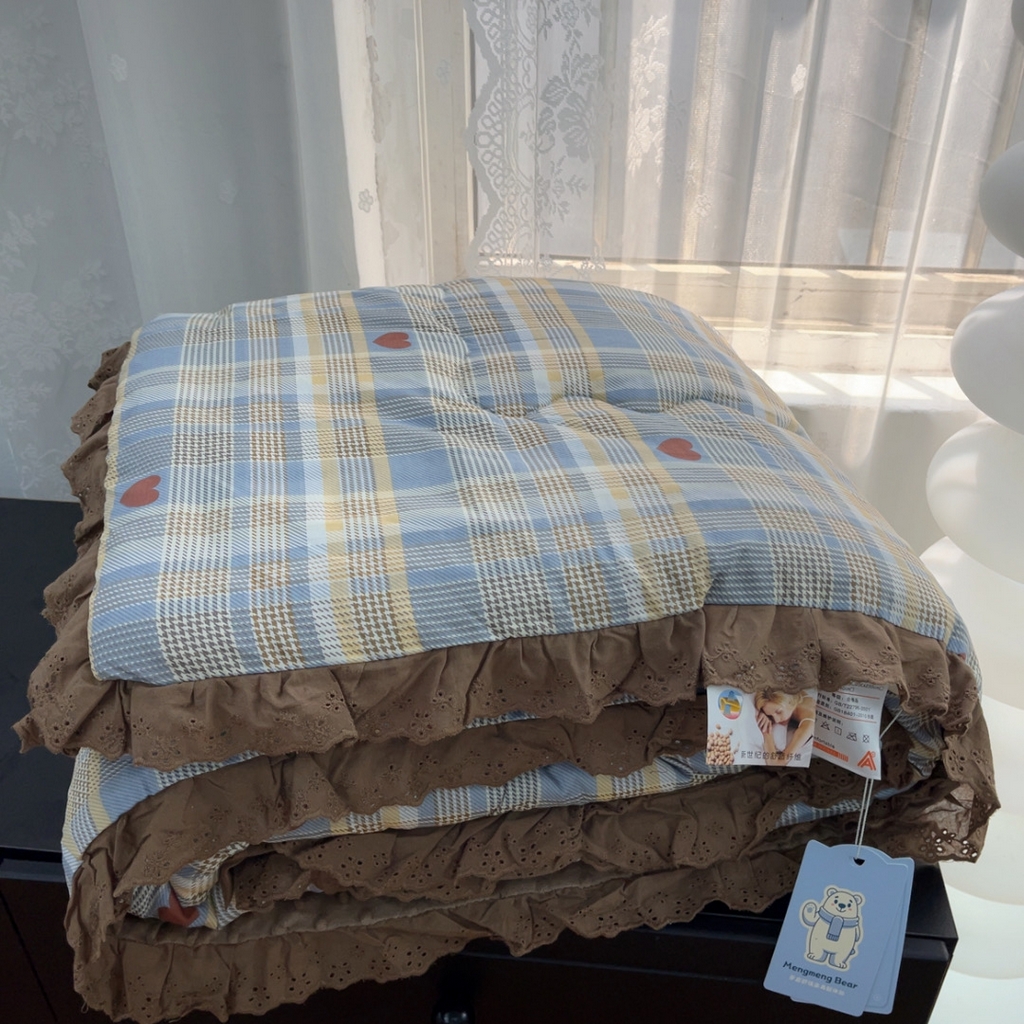 91家纺网 家纺一手货源 找家纺 暖居 2025新款纯棉花边款春秋豆豆被四季通用 莱恩蓝