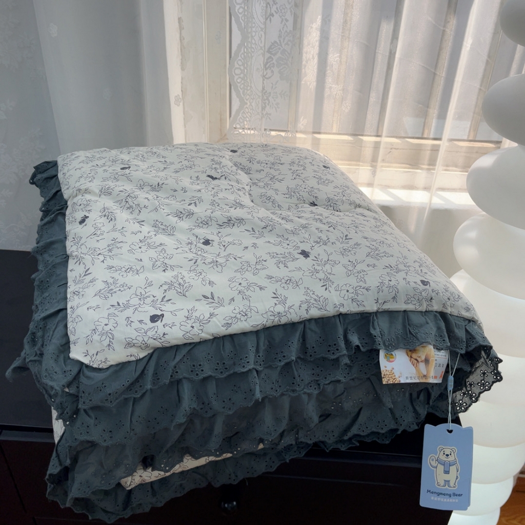 91家纺网 家纺一手货源 找家纺 暖居 2025新款纯棉花边款春秋豆豆被四季通用 南法假日