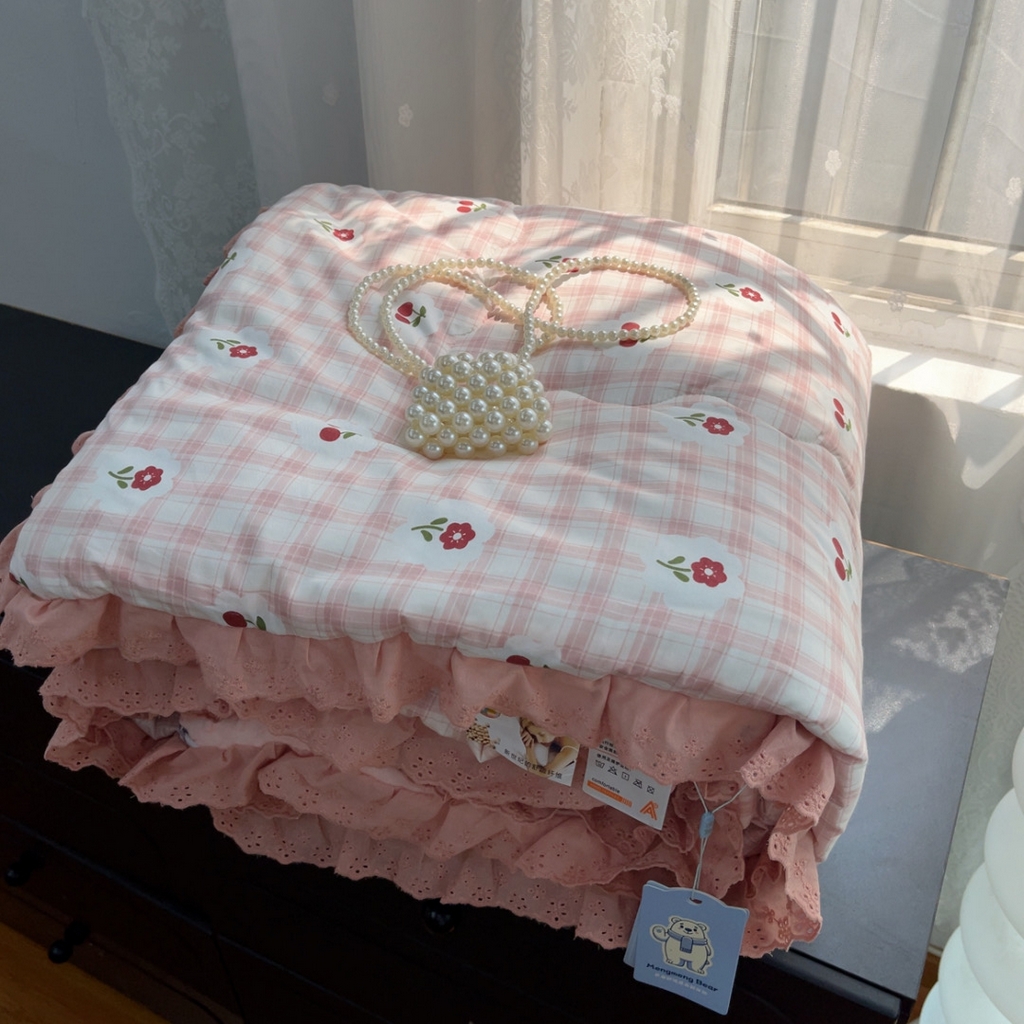 91家纺网 家纺一手货源 找家纺 暖居 2025新款纯棉花边款春秋豆豆被四季通用 樱桃 格子粉