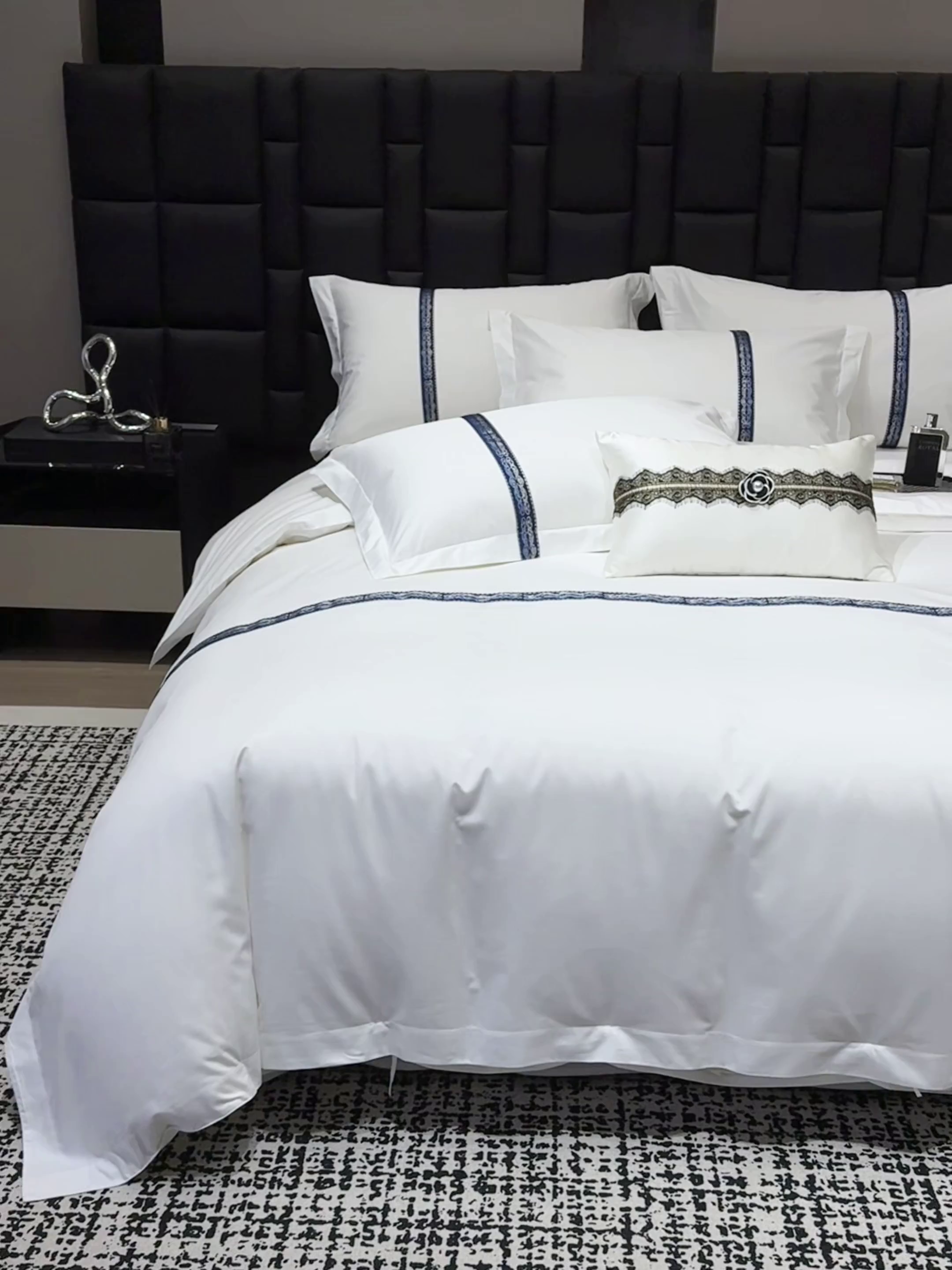 91家纺网 家纺一手货源 找家纺 锦兴酒店布草 2025新款高支高密民宿酒店织带款四件套 墨蓝