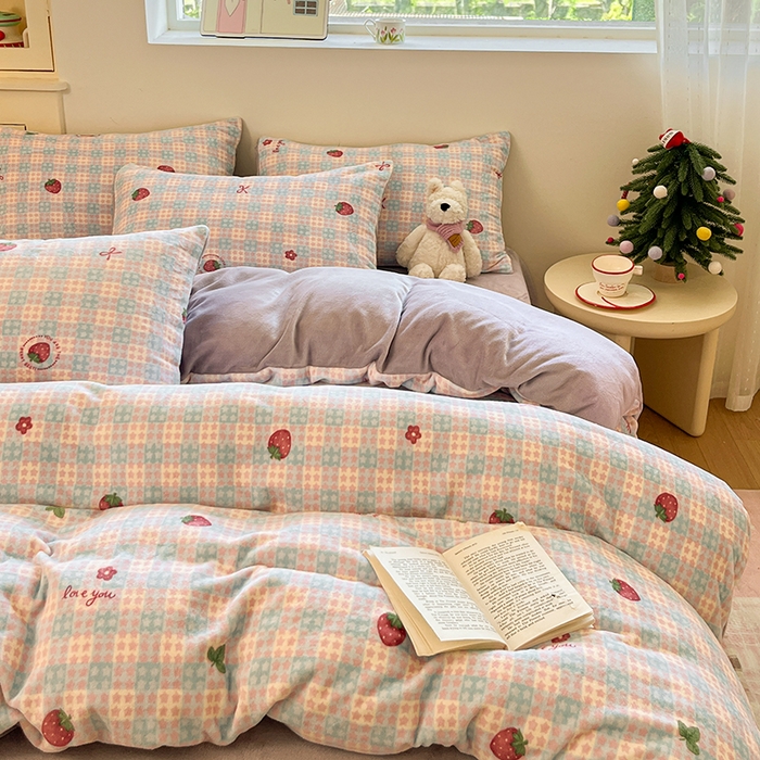 91家纺网 家纺一手货源 找家纺 贝扬思家纺 2025新款软fufu加厚保暖可爱系简约牛奶绒套件系列（小红书推荐）（提供买家秀） 草莓软心