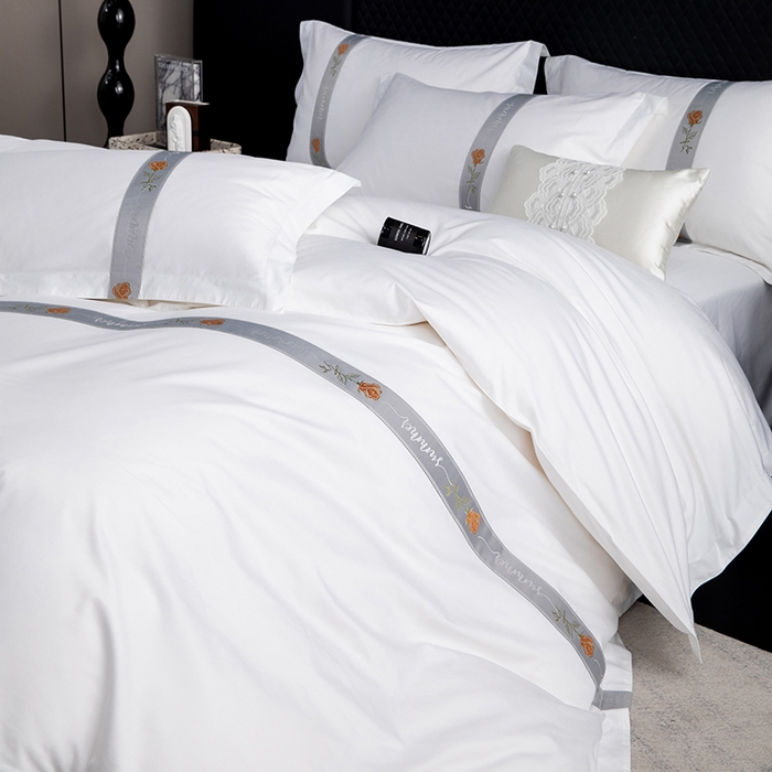 91家纺网 家纺一手货源 找家纺 锦兴酒店布草 2025新款高支高密民宿酒店织带款四件套 浅青