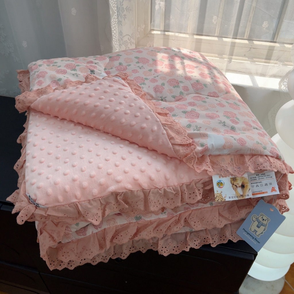 91家纺网 家纺一手货源 找家纺 暖居 2025新款纯棉花边款春秋豆豆被四季通用 爱情故事