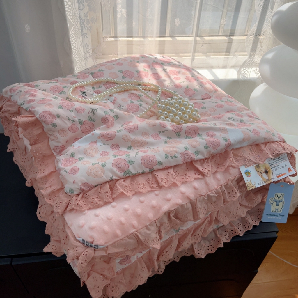 91家纺网 家纺一手货源 找家纺 暖居 2025新款纯棉花边款春秋豆豆被四季通用 爱情故事