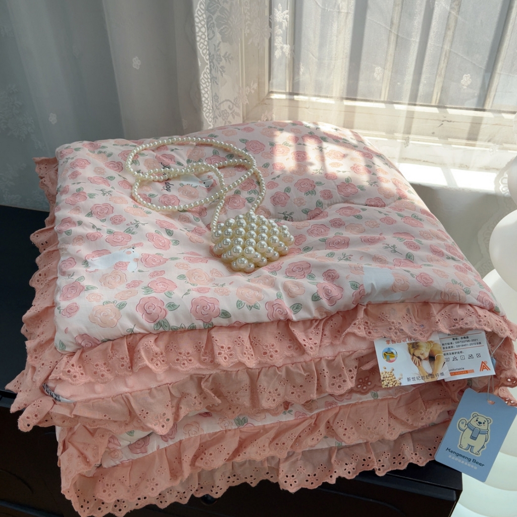 91家纺网 家纺一手货源 找家纺 暖居 2025新款纯棉花边款春秋豆豆被四季通用 爱情故事