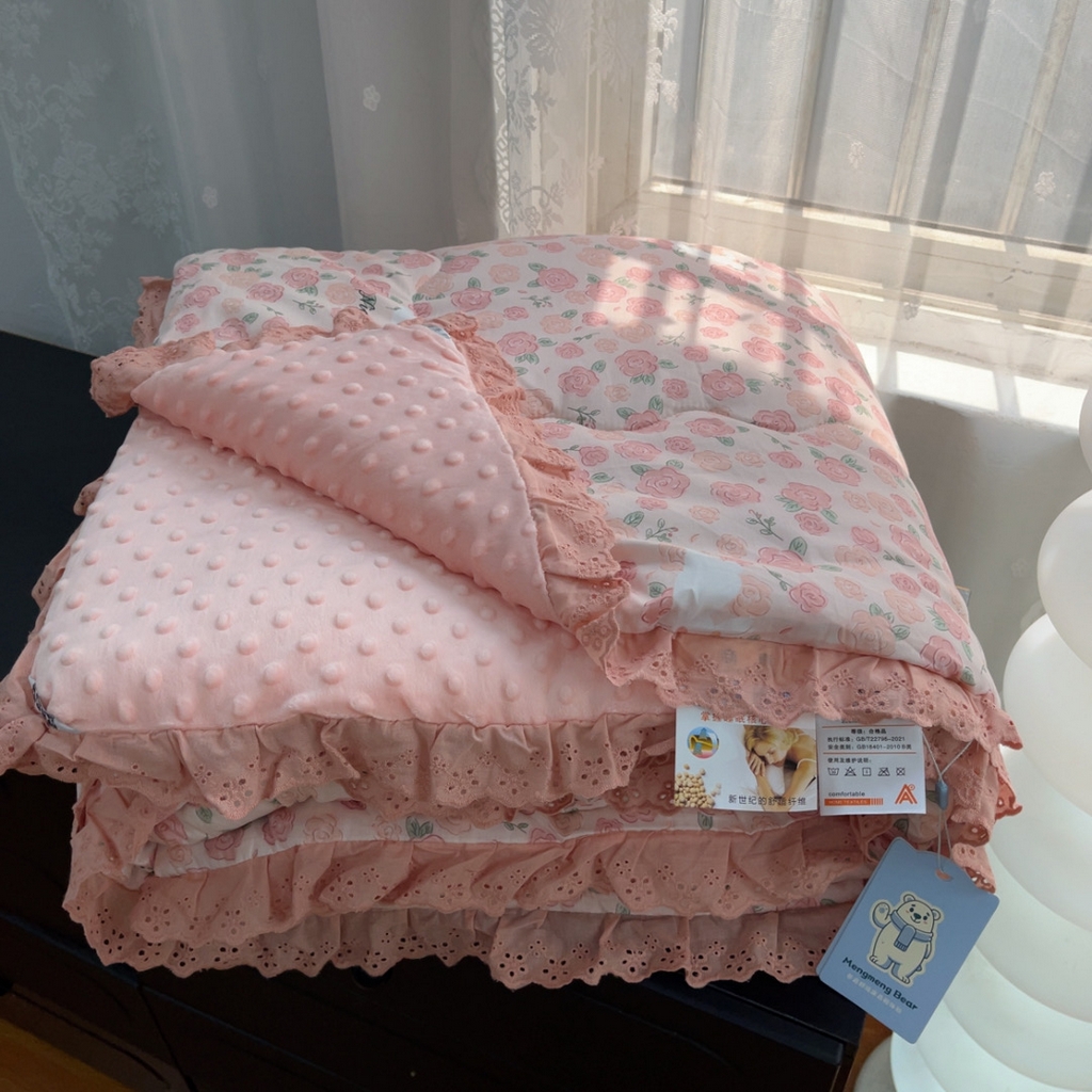 91家纺网 家纺一手货源 找家纺 暖居 2025新款纯棉花边款春秋豆豆被四季通用 爱情故事