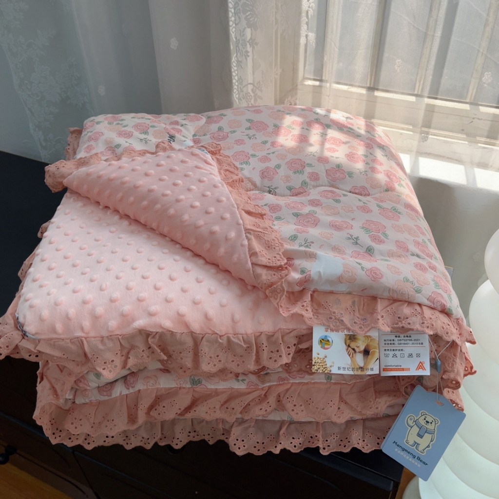 91家纺网 家纺一手货源 找家纺 暖居 2025新款纯棉花边款春秋豆豆被四季通用 爱情故事