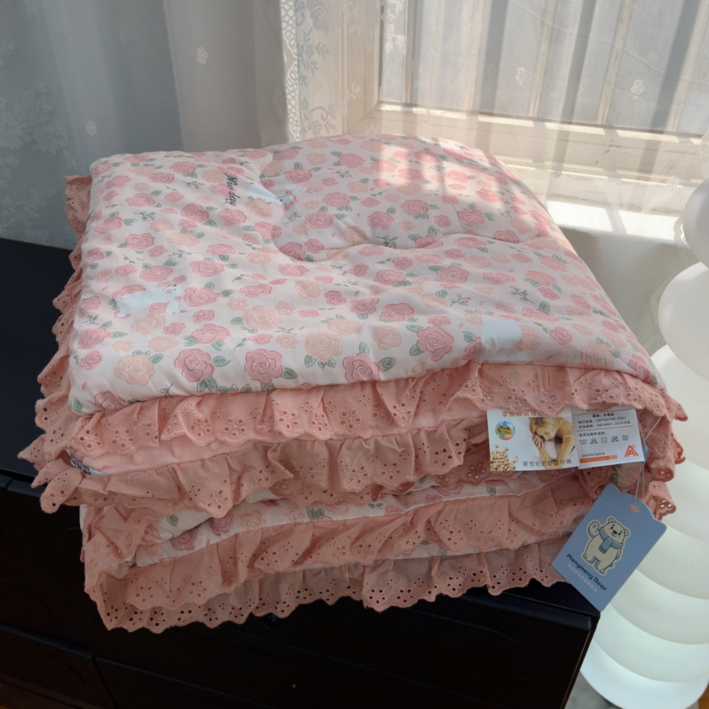 91家纺网 家纺一手货源 找家纺 暖居 2025新款纯棉花边款春秋豆豆被四季通用 爱情故事