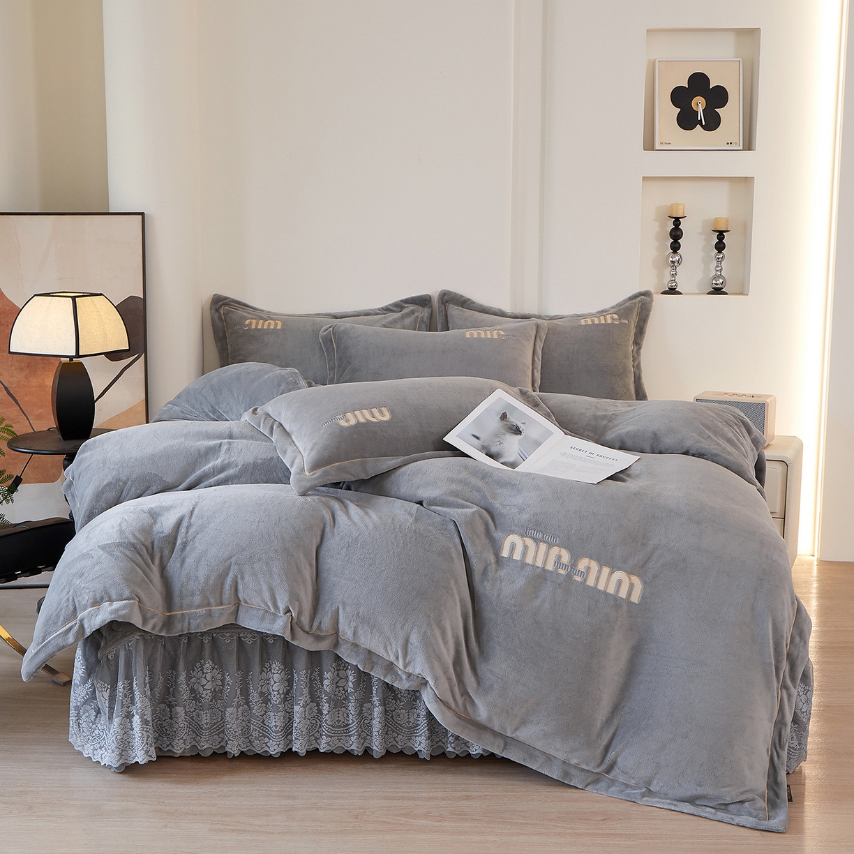 91家纺网 家纺一手货源 找家纺 （总）程百万家纺 2025新款A类全消光牛奶绒加厚有机氧绒刺绣夹棉床裙套件