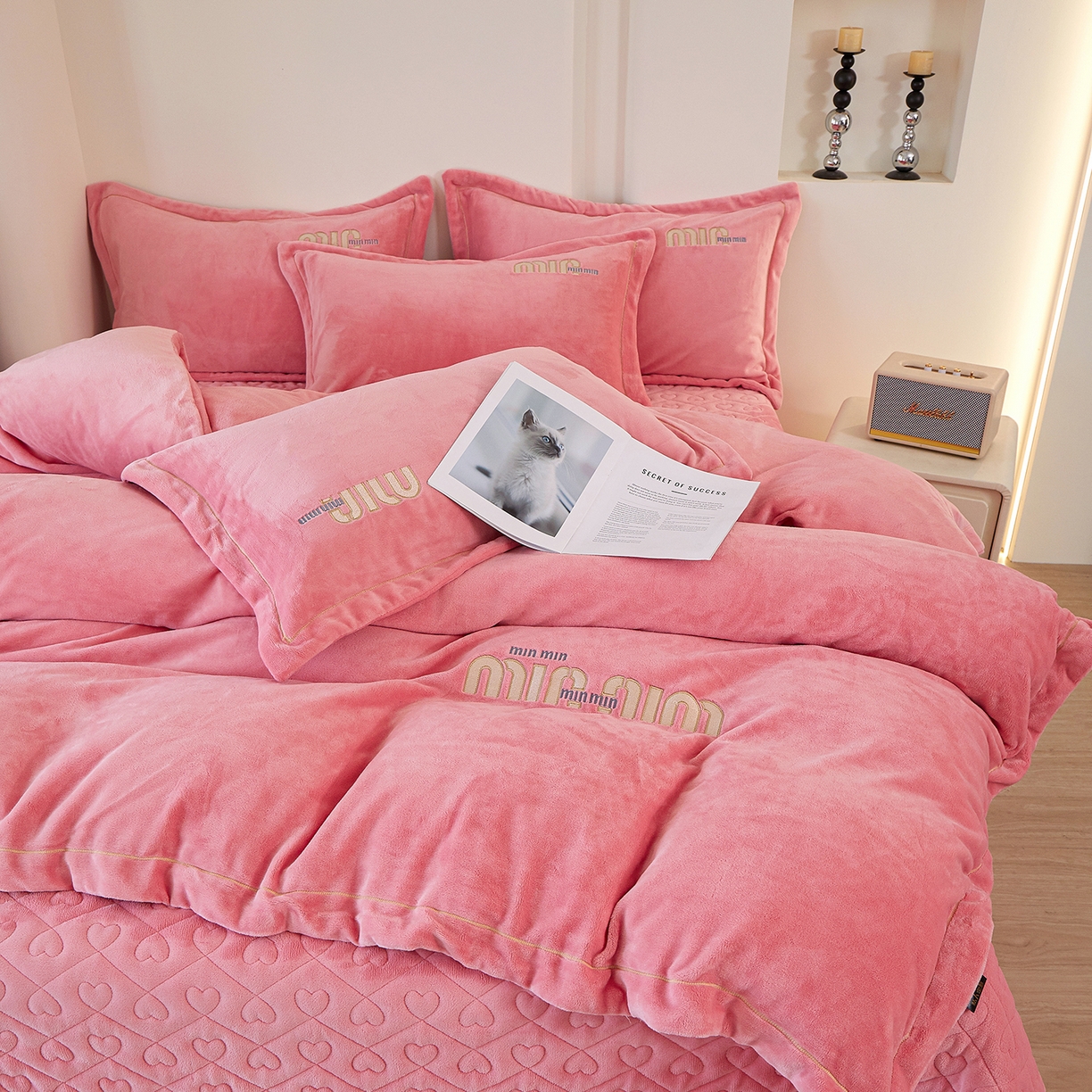 91家纺网 家纺一手货源 找家纺 程百万家纺 2025新款A类全消光牛奶绒加厚有机氧绒刺绣夹棉床裙套件 粉色