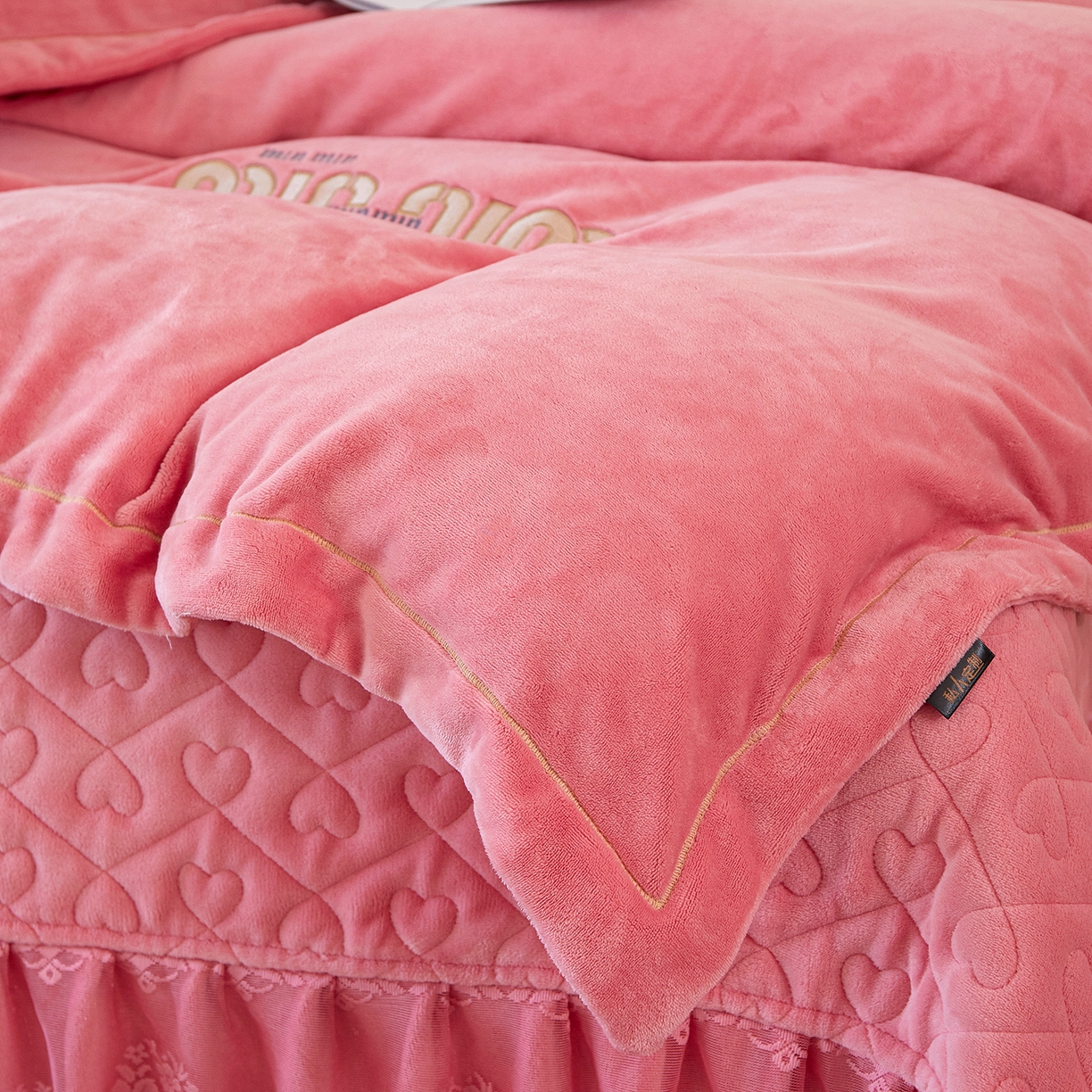 91家纺网 家纺一手货源 找家纺 程百万家纺 2025新款A类全消光牛奶绒加厚有机氧绒刺绣夹棉床裙套件 粉色