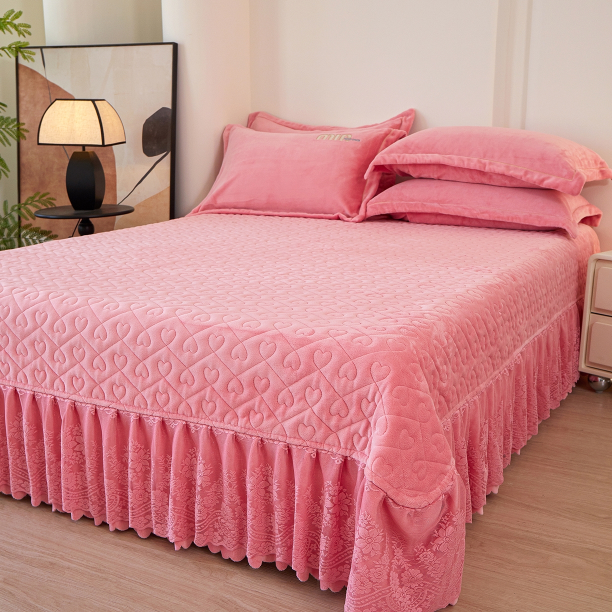 91家纺网 家纺一手货源 找家纺 程百万家纺 2025新款A类全消光牛奶绒加厚有机氧绒刺绣夹棉床裙套件 粉色