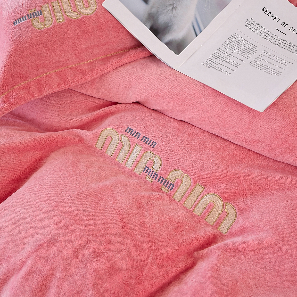 91家纺网 家纺一手货源 找家纺 程百万家纺 2025新款A类全消光牛奶绒加厚有机氧绒刺绣夹棉床裙套件 粉色