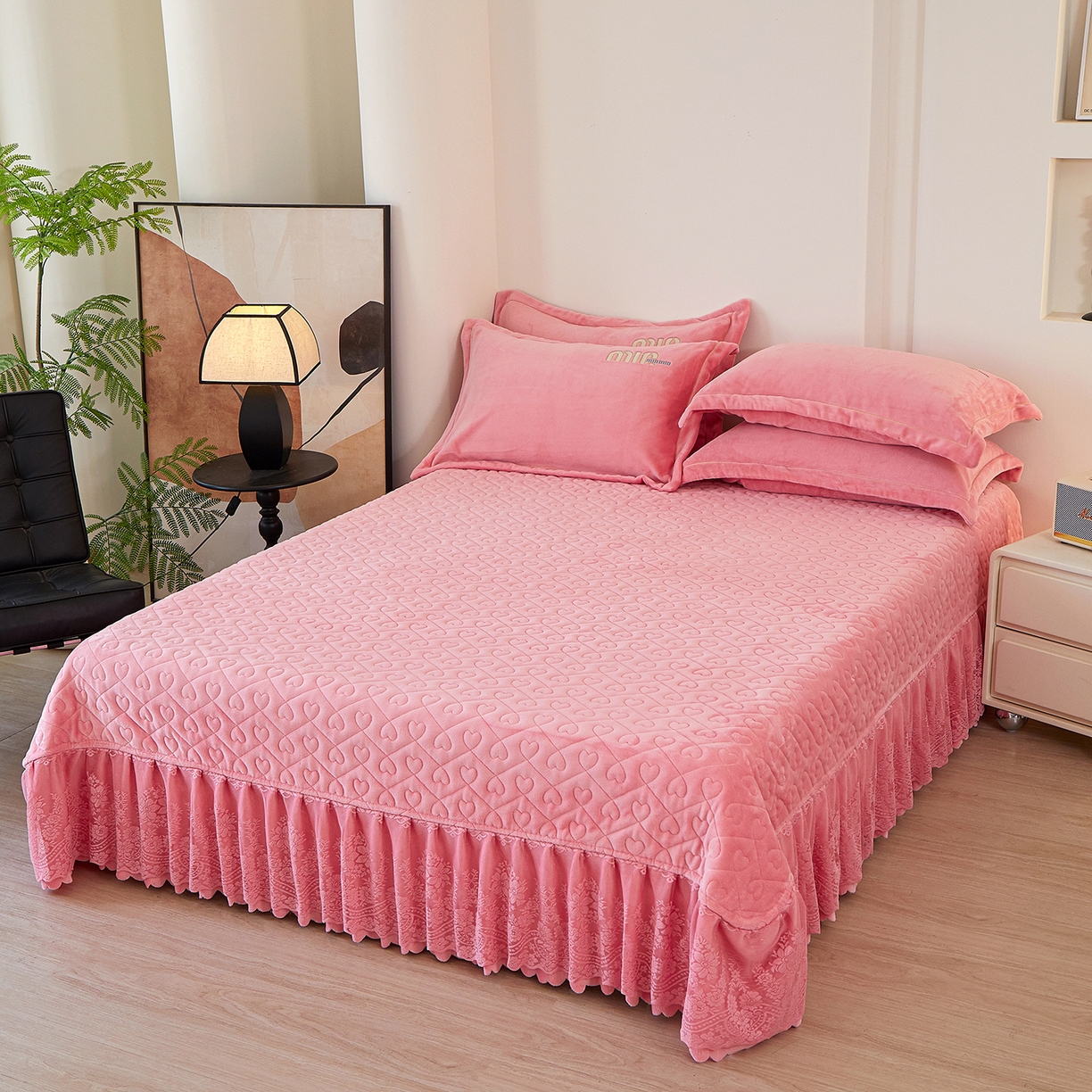 91家纺网 家纺一手货源 找家纺 程百万家纺 2025新款A类全消光牛奶绒加厚有机氧绒刺绣夹棉床裙套件 粉色