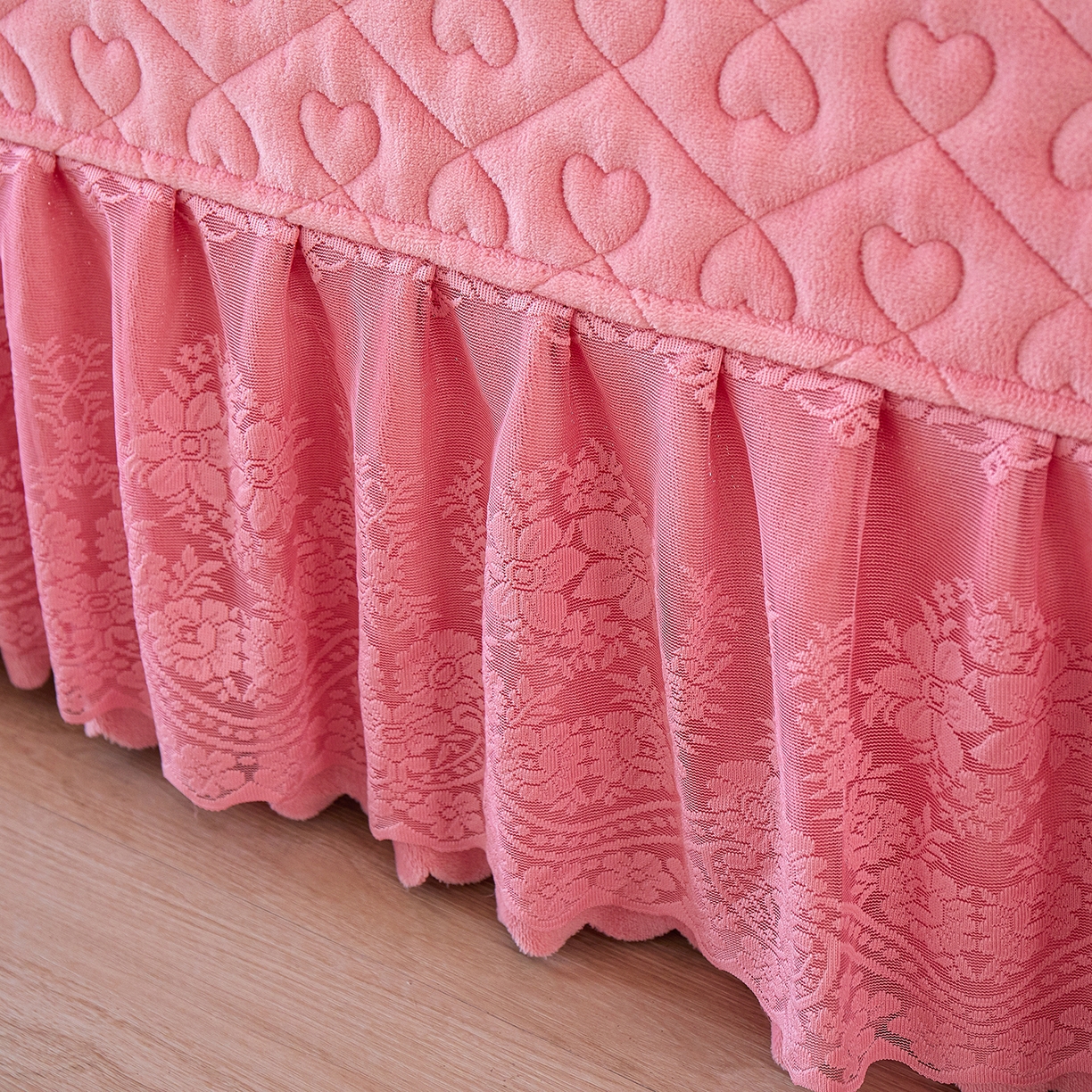 91家纺网 家纺一手货源 找家纺 程百万家纺 2025新款A类全消光牛奶绒加厚有机氧绒刺绣夹棉床裙套件 粉色