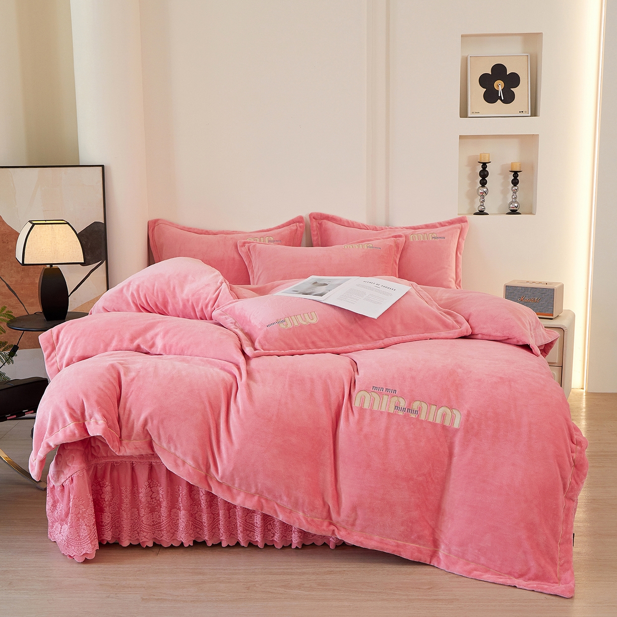 91家纺网 家纺一手货源 找家纺 （总）程百万家纺 2025新款A类全消光牛奶绒加厚有机氧绒刺绣夹棉床裙套件