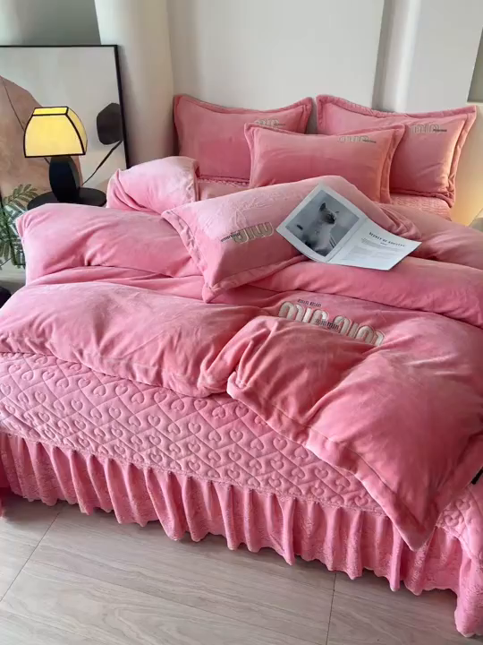 91家纺网 家纺一手货源 找家纺 程百万家纺 2025新款A类全消光牛奶绒加厚有机氧绒刺绣夹棉床裙套件 粉色
