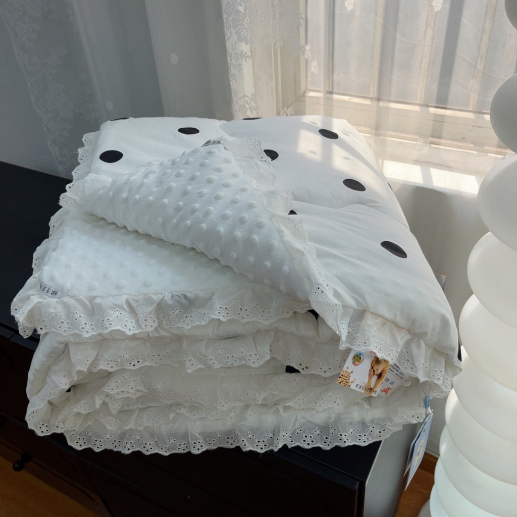 91家纺网 家纺一手货源 找家纺 暖居 2025新款纯棉花边款春秋豆豆被四季通用 波点白
