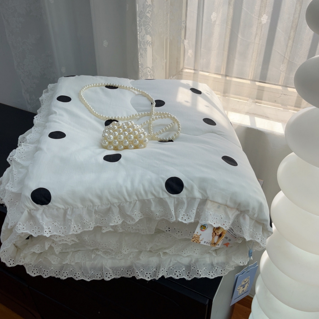 91家纺网 家纺一手货源 找家纺 暖居 2025新款纯棉花边款春秋豆豆被四季通用 波点白