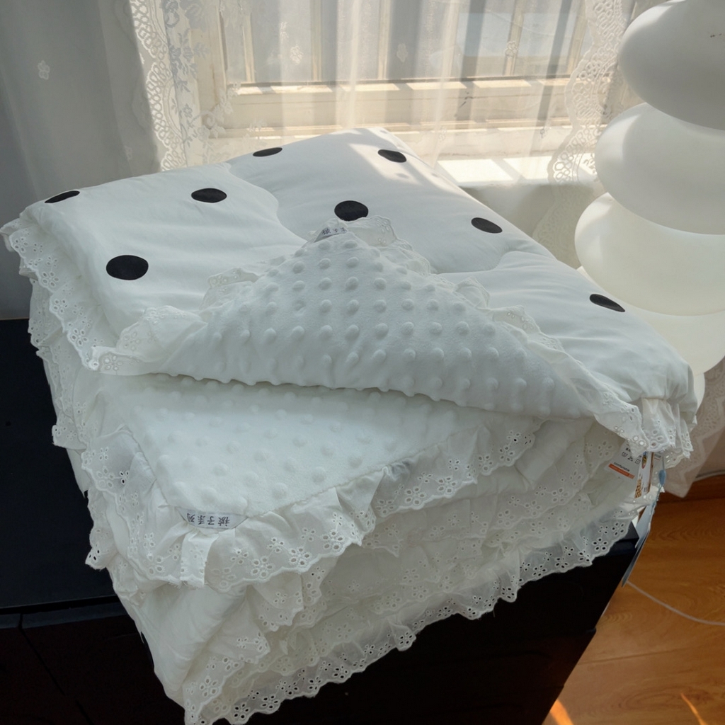 91家纺网 家纺一手货源 找家纺 暖居 2025新款纯棉花边款春秋豆豆被四季通用 波点白