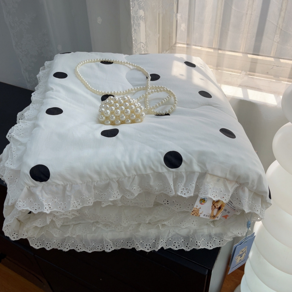 91家纺网 家纺一手货源 找家纺 暖居 2025新款纯棉花边款春秋豆豆被四季通用 波点白