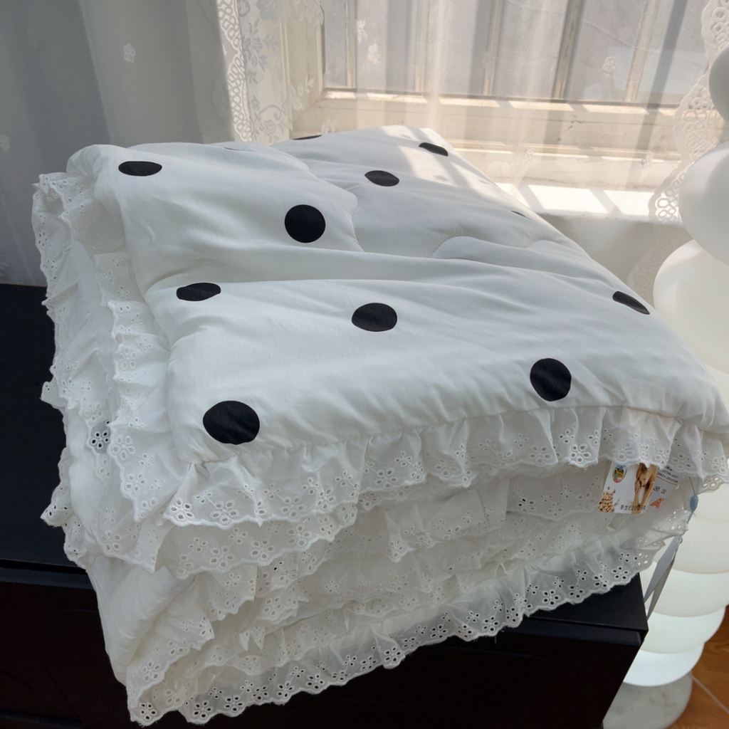 91家纺网 家纺一手货源 找家纺 暖居 2025新款纯棉花边款春秋豆豆被四季通用 波点白