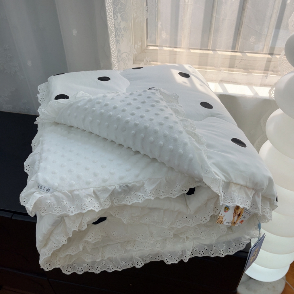 91家纺网 家纺一手货源 找家纺 暖居 2025新款纯棉花边款春秋豆豆被四季通用 波点白