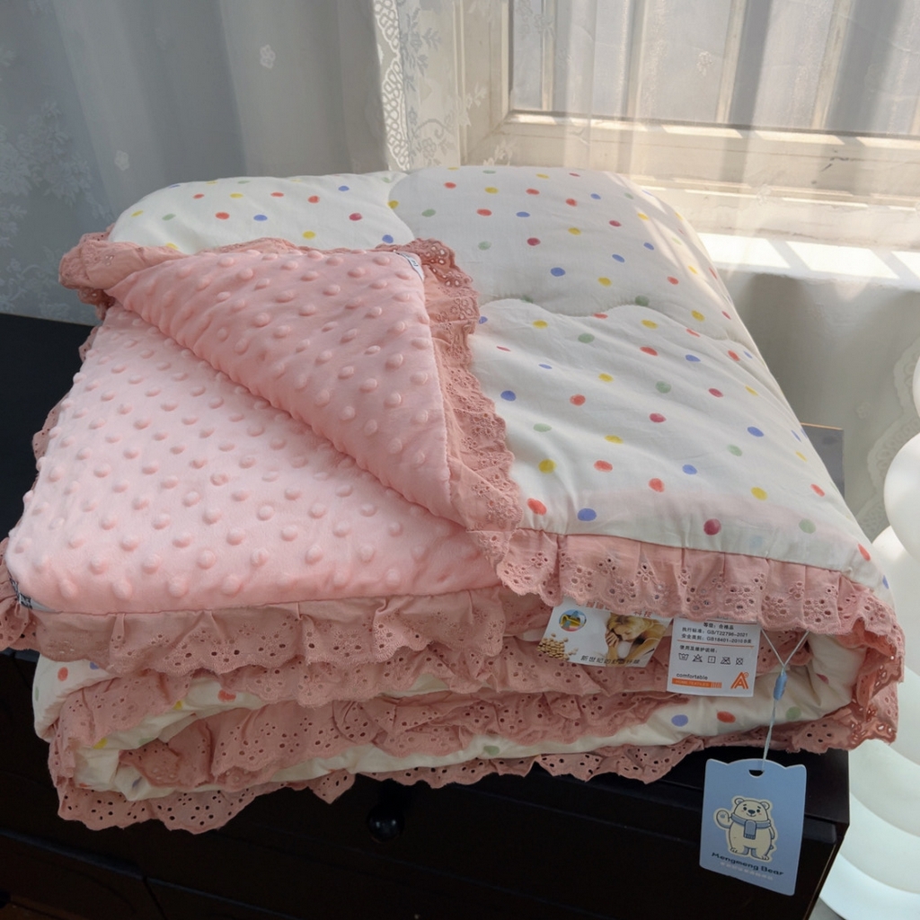 91家纺网 家纺一手货源 找家纺 暖居 2025新款纯棉花边款春秋豆豆被四季通用 彩色波点