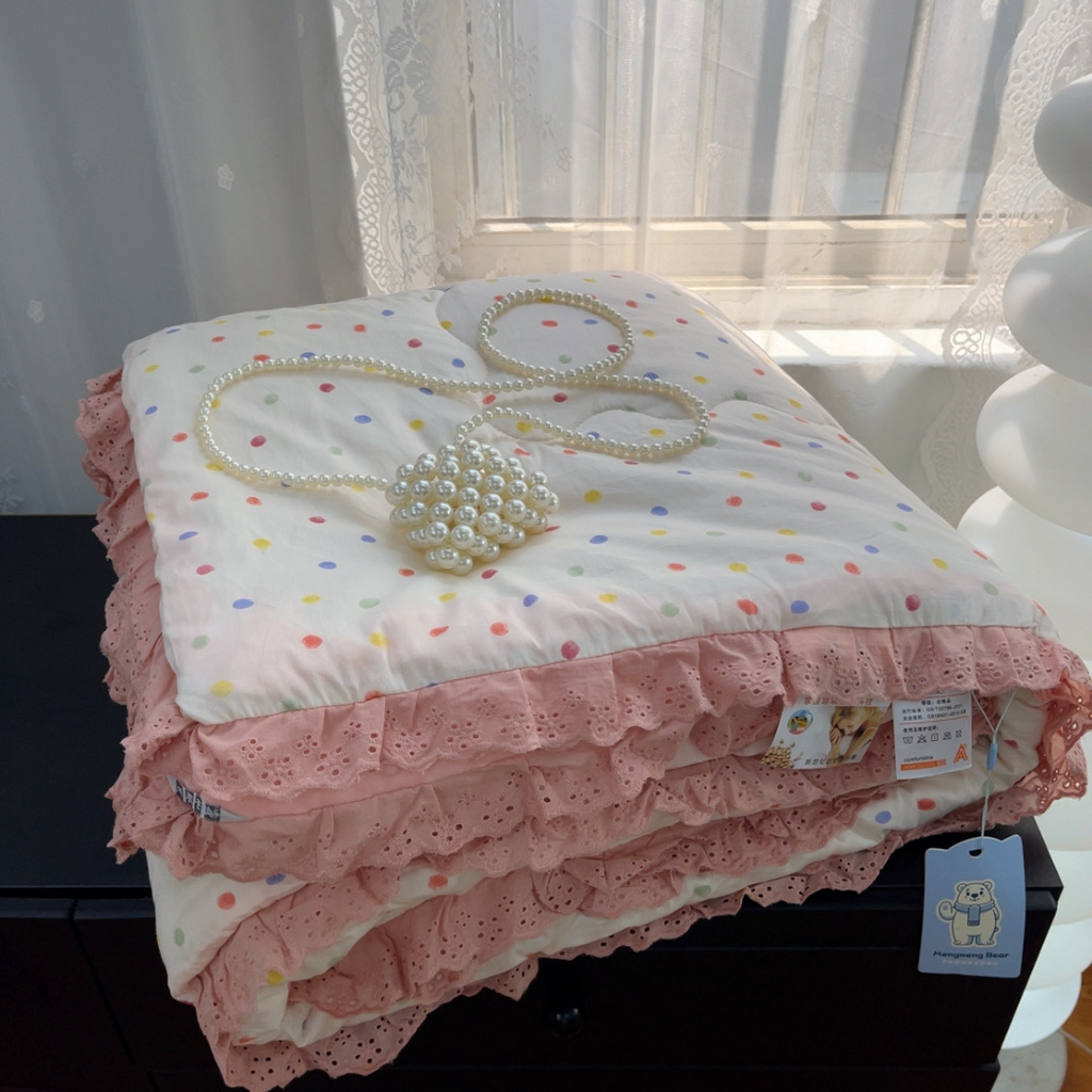 91家纺网 家纺一手货源 找家纺 暖居 2025新款纯棉花边款春秋豆豆被四季通用 彩色波点