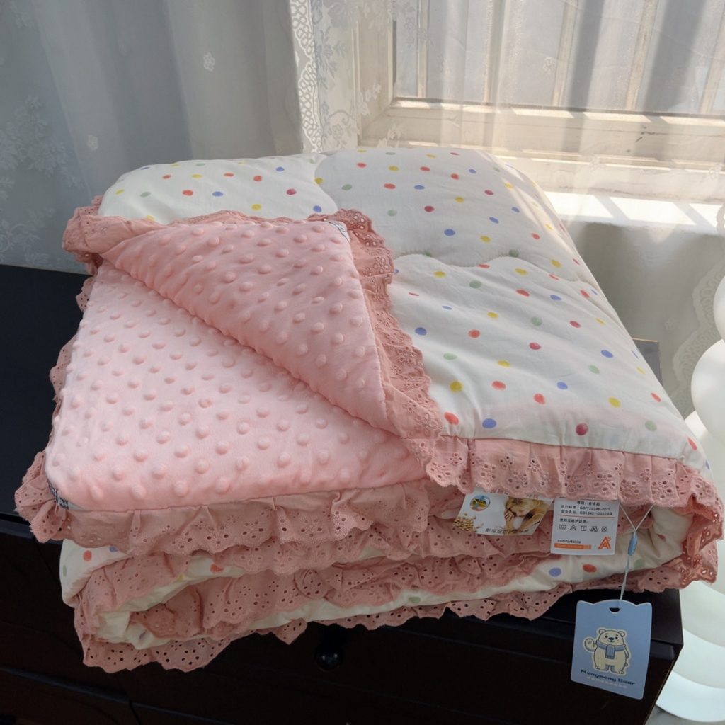 91家纺网 家纺一手货源 找家纺 暖居 2025新款纯棉花边款春秋豆豆被四季通用 彩色波点