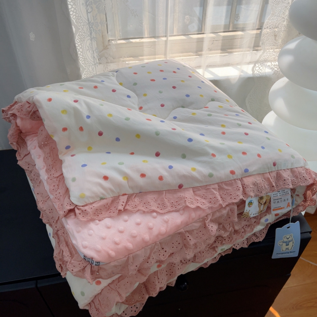 91家纺网 家纺一手货源 找家纺 暖居 2025新款纯棉花边款春秋豆豆被四季通用 彩色波点