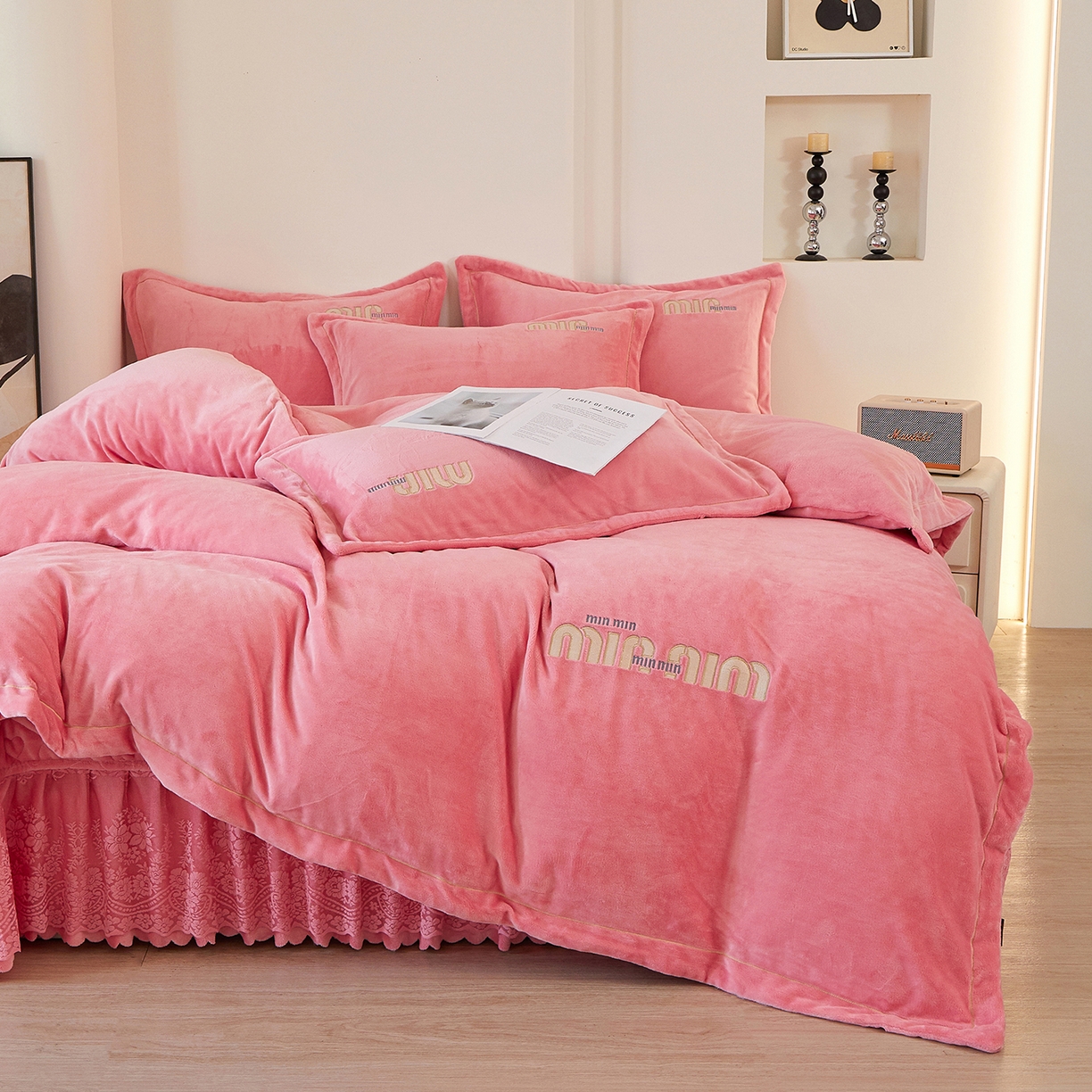 91家纺网 家纺一手货源 找家纺 （总）程百万家纺 2025新款A类全消光牛奶绒加厚有机氧绒刺绣夹棉床裙套件