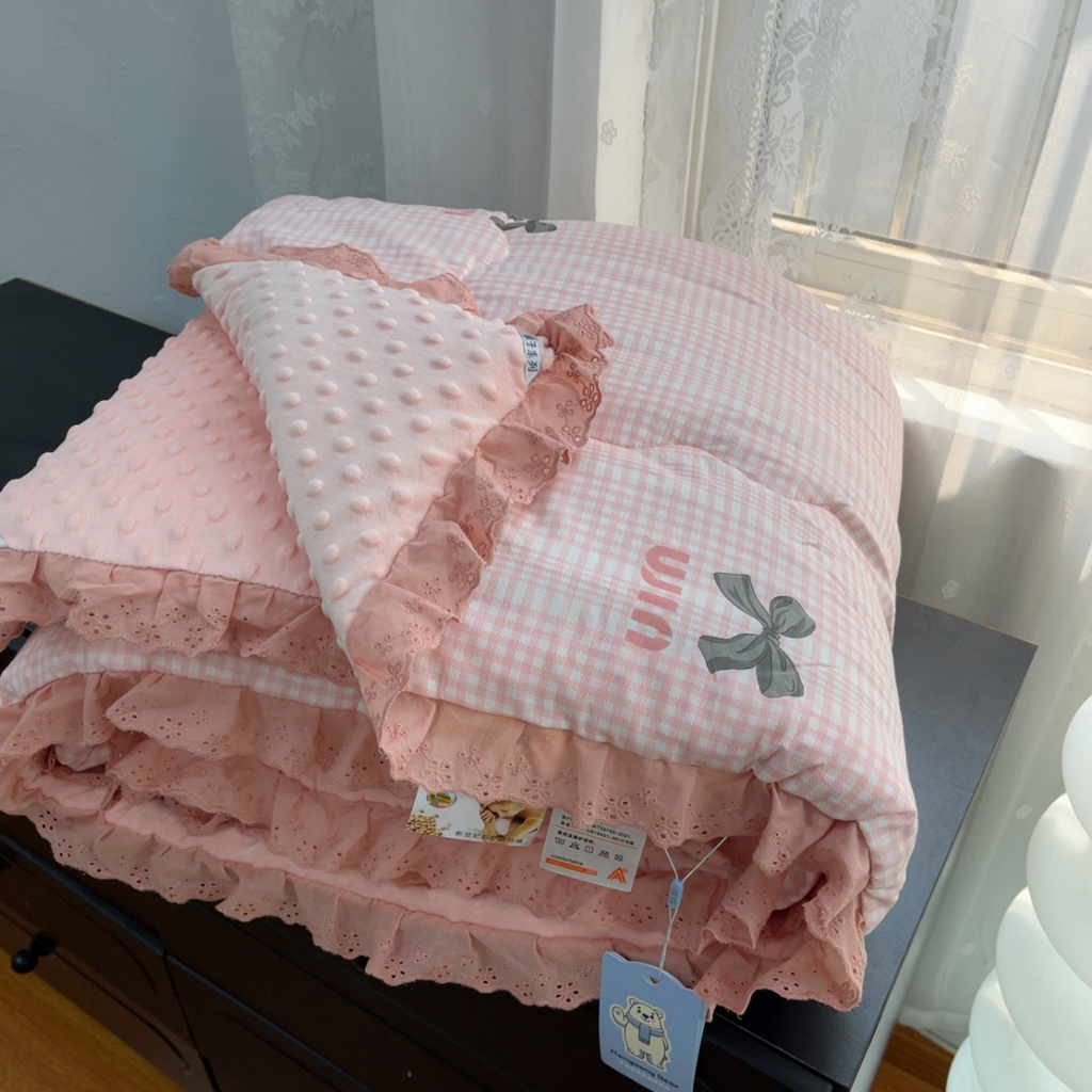 91家纺网 家纺一手货源 找家纺 暖居 2025新款纯棉花边款春秋豆豆被四季通用 蝴蝶结 粉