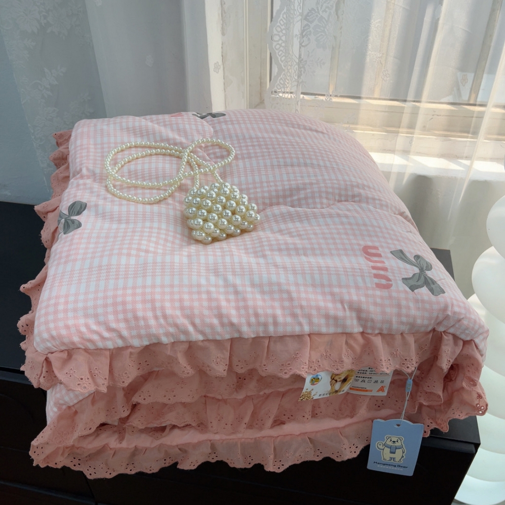 91家纺网 家纺一手货源 找家纺 暖居 2025新款纯棉花边款春秋豆豆被四季通用 蝴蝶结 粉