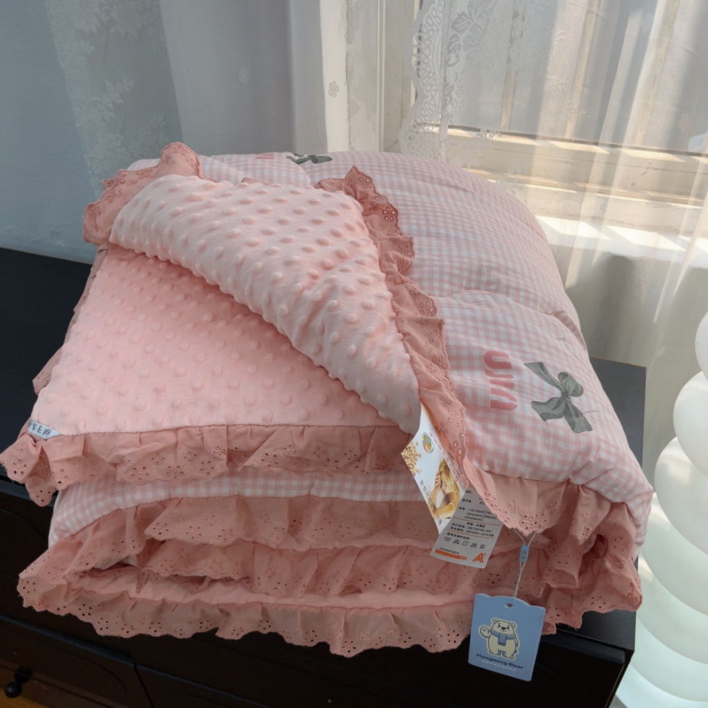 91家纺网 家纺一手货源 找家纺 暖居 2025新款纯棉花边款春秋豆豆被四季通用 蝴蝶结 粉