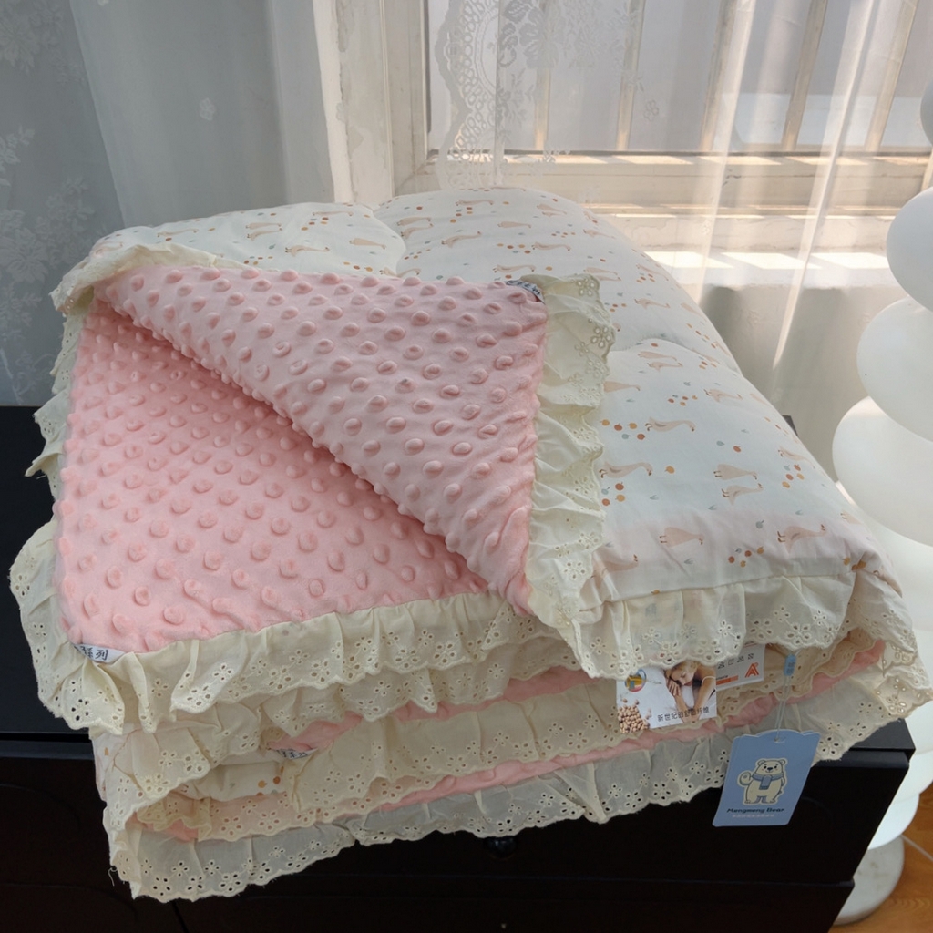 91家纺网 家纺一手货源 找家纺 暖居 2025新款纯棉花边款春秋豆豆被四季通用 开心鸭