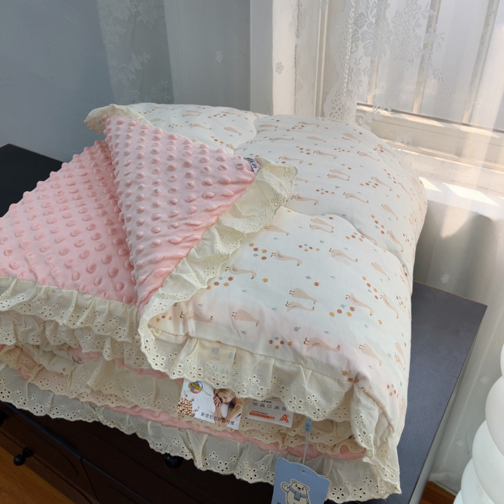 91家纺网 家纺一手货源 找家纺 暖居 2025新款纯棉花边款春秋豆豆被四季通用 开心鸭