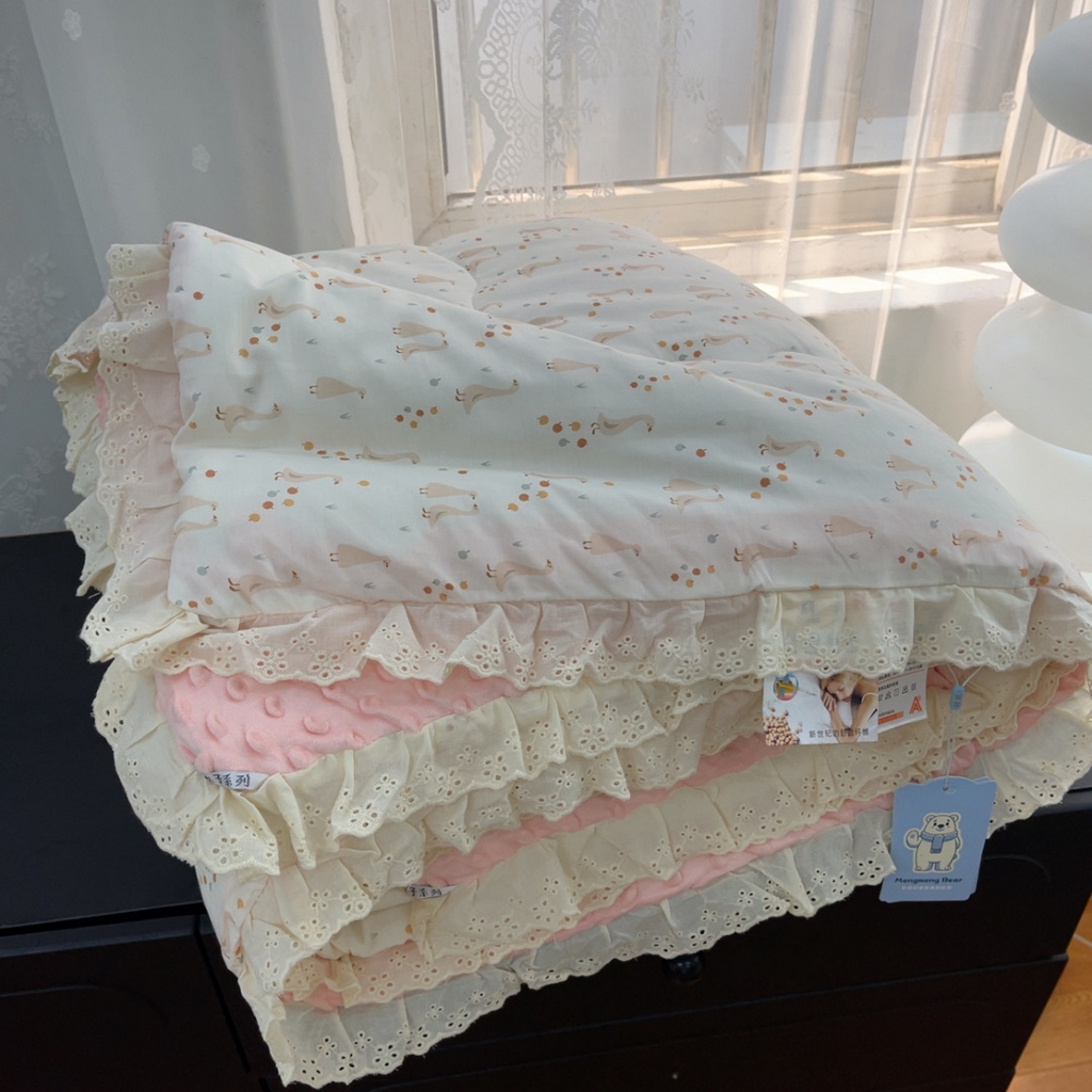 91家纺网 家纺一手货源 找家纺 暖居 2025新款纯棉花边款春秋豆豆被四季通用 开心鸭