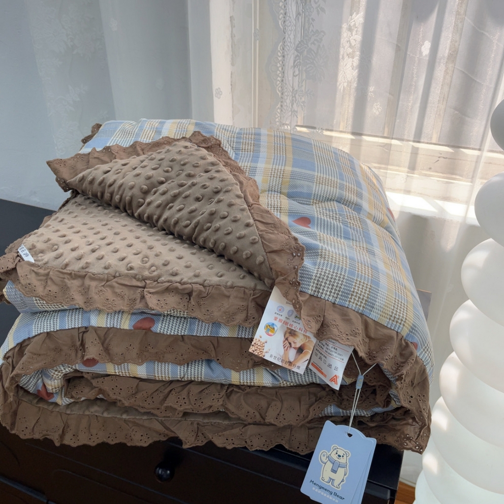 91家纺网 家纺一手货源 找家纺 暖居 2025新款纯棉花边款春秋豆豆被四季通用 莱恩蓝