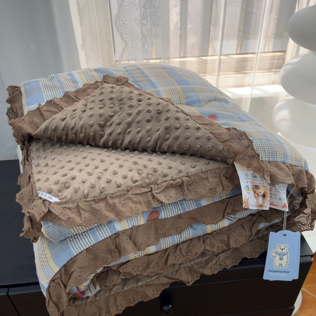 91家纺网 家纺一手货源 找家纺 暖居 2025新款纯棉花边款春秋豆豆被四季通用 莱恩蓝