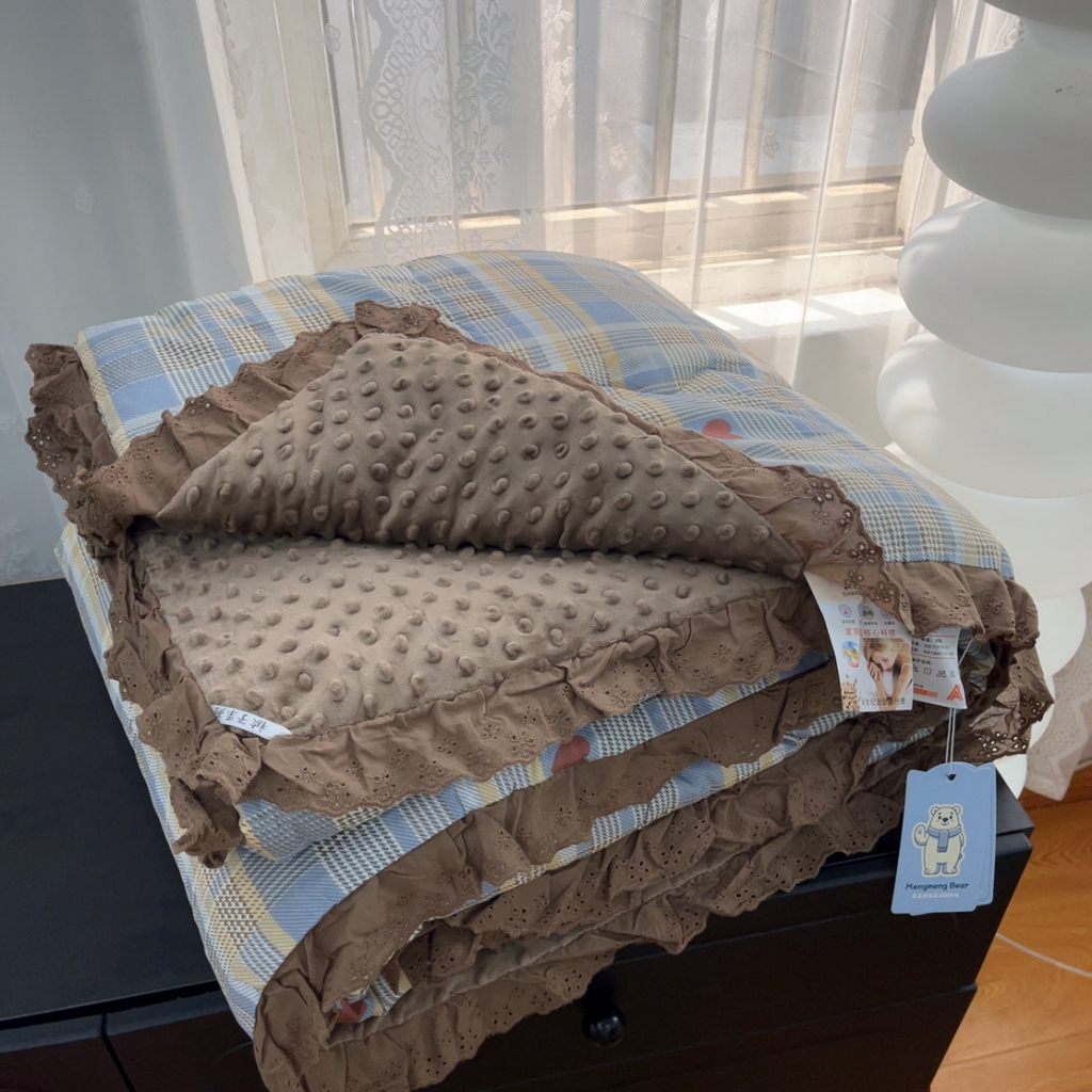 91家纺网 家纺一手货源 找家纺 暖居 2025新款纯棉花边款春秋豆豆被四季通用 莱恩蓝