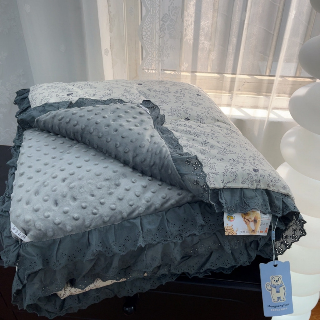 91家纺网 家纺一手货源 找家纺 暖居 2025新款纯棉花边款春秋豆豆被四季通用 南法假日